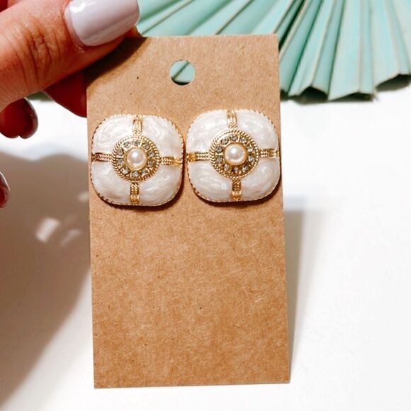 Vintage white pearl stud earrings S90 - Picture 2 of 4